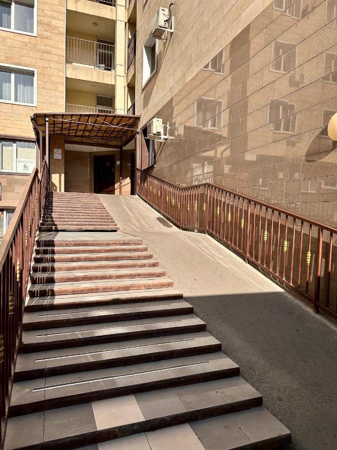 Жк Молодежный В Центре Алматы Almaty Exterior foto